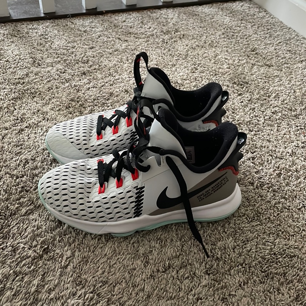 LeBron Witness 5 men size 7